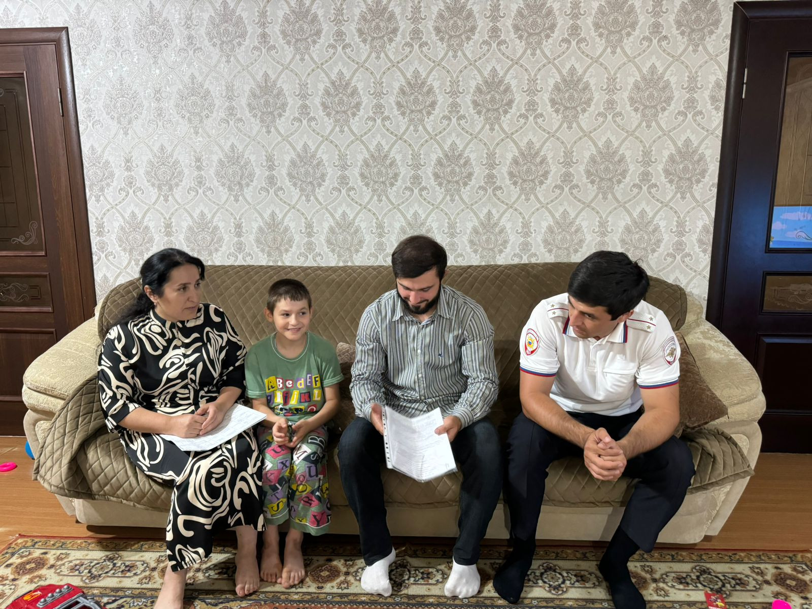 Посещение семей детей-сирот и детей оставшихся без попечения родителей.